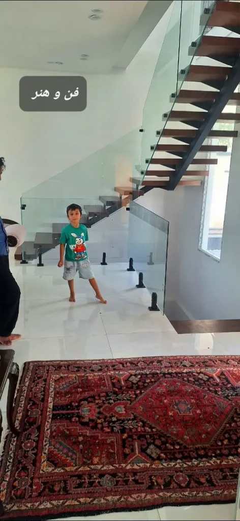 اجرای شیشه های جام امینت و سکوریت پله و درب ، مجری مله فلزی و چوب و شیشه