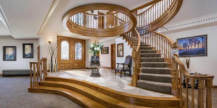 اجرای نرده چوبی برای پلکان منحنی با طرح سفارشی