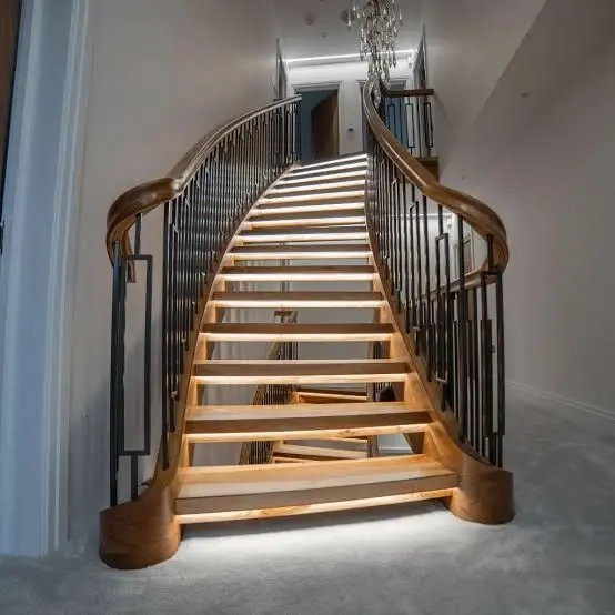 طراحی نرده چوبی برای پله منحنی