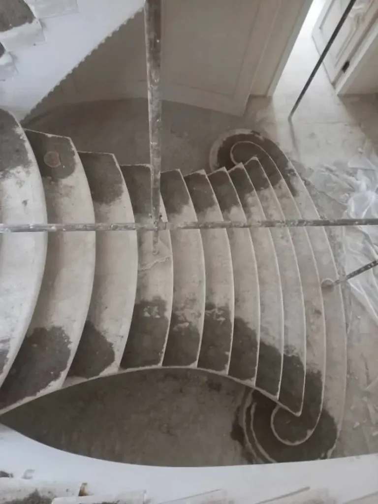 پله گرد دوبلکس فلزی با ستون مرکزی ۳۰ سانتی در حال ساخت