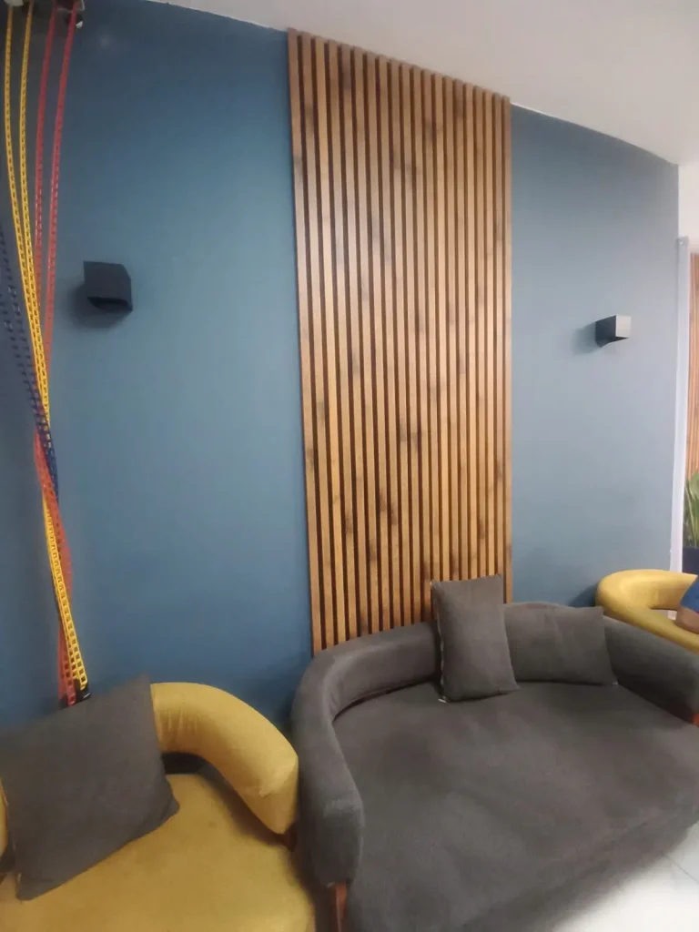 دکوراسیون اداری با ترمو وال و پارتیشن‌های طوسی