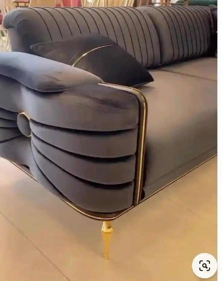 مبل با طراحی مدرن، اسکلت چوب چندلایه استاندارد و رویه مقاوم