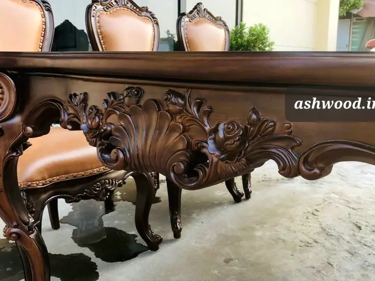 میز غذاخوری 10 نفره چوبی لاکچری با منبت‌کاری دست‌ساز ظریف بر روی پایه‌های مجلل، در یک سالن پذیرایی مدرن-کلاسیک