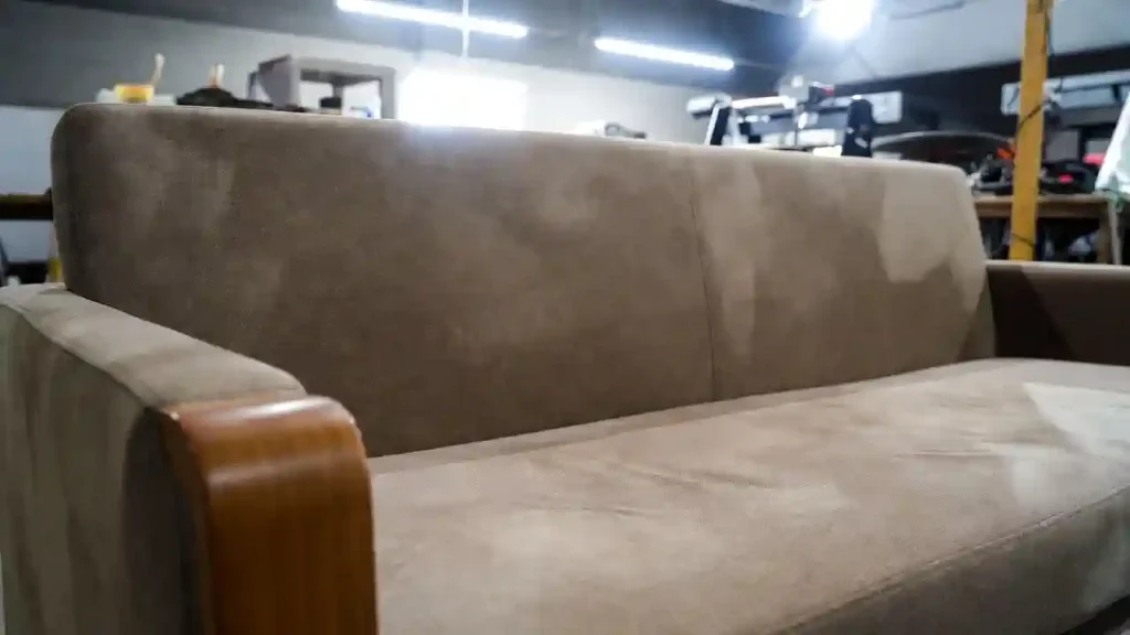 تعمیر و بازسازی مبل در کارگاه، استفاده از متریال استاندارد و ابزار حرفهای، بازگرداندن کیفیت و ظاهر مبل