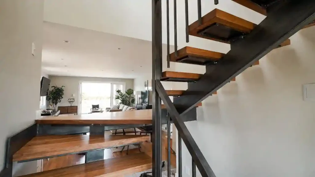 پله شیب‌دار چوبی کم‌جا با طراحی مینیمال و هوشمند و نورپردازی مخفی LED برای بهینه‌سازی فضای کلبه چوبی