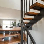 پله شیب‌دار چوبی کم‌جا با طراحی مینیمال و هوشمند و نورپردازی مخفی LED برای بهینه‌سازی فضای کلبه چوبی