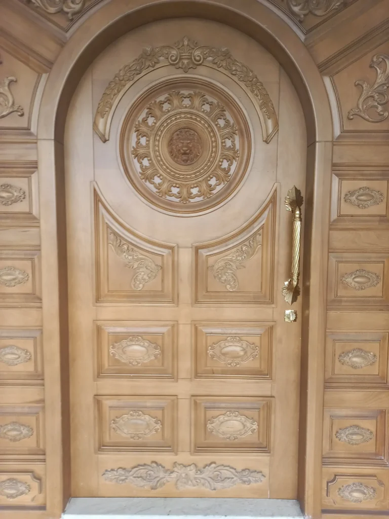 مدل درب تمام چوب آپارتمانی بالا قوس ،کلاسیک ، منبت کاری و رنگ راش عسلی