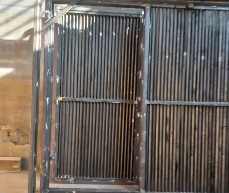 خدمات آهنگری ، ساخت درب های مدرن پیوت با فلز ، شیشه های لمینت و سکوریت مشکی