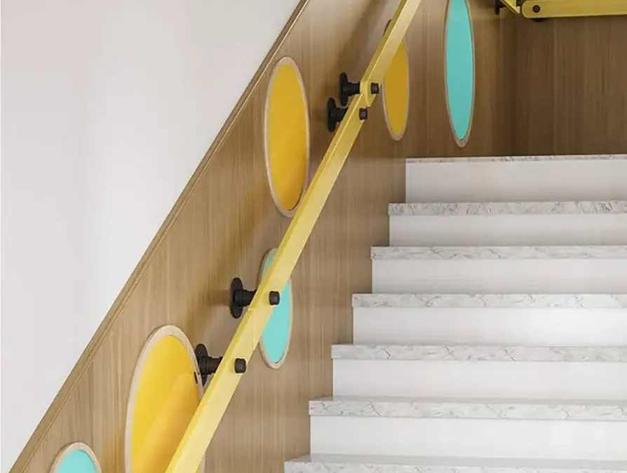 ضوابط طراحی و اجرای نرده ترکیبی چوب و فلز بیمارستان کودکان | ایمنی و زیبایی در فن و هنر