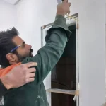 نصب چهارچوب درب با ریسمان‌کشی و فوم