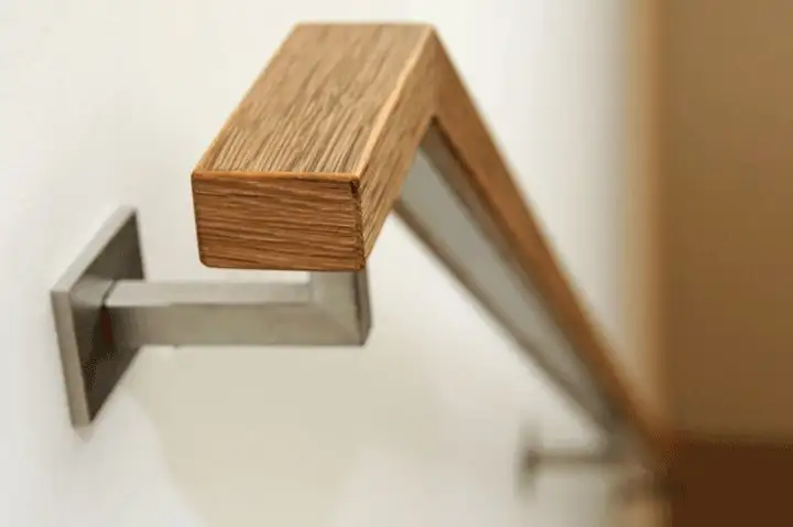 طراحی حرفه ای نرده چوبی و هندریل فلزی پله