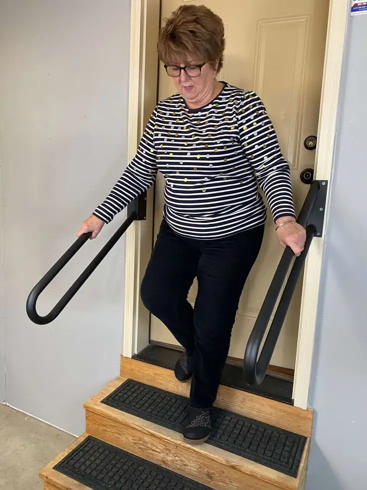 طراحی حرفه ای نرده چوبی و هندریل فلزی پله