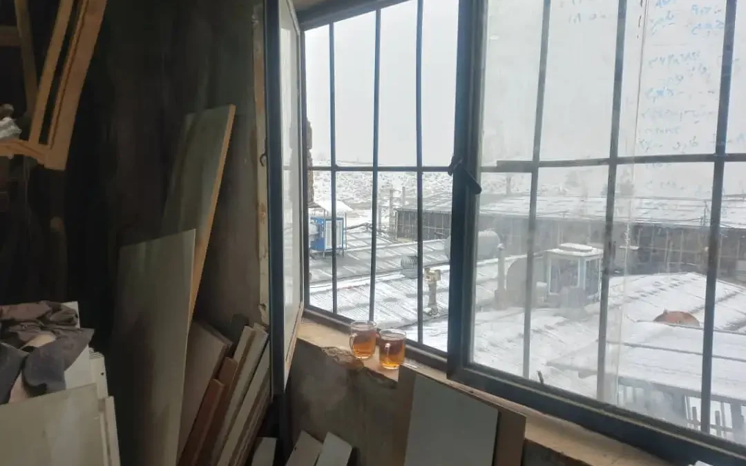 انجماد طبیعت و شکوه چوب؛ گزارش روز برفی ۱۳ دی ۱۴۰۴ در کارخانه صنایع چوب (کمرد)