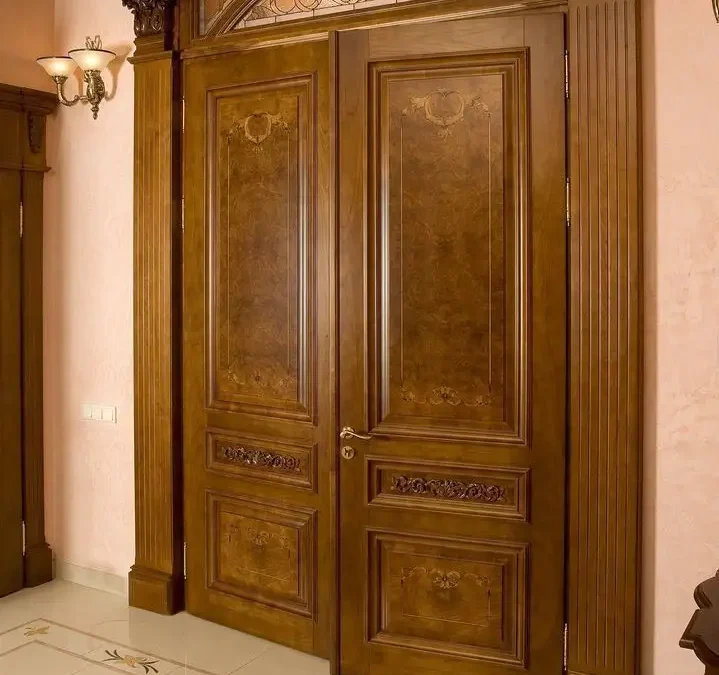 راهنمای خرید درب تمام چوب مجلل؛ ۵ نکته فنی در ساخت درب‌های کلاسیک که معماران به شما نمی‌گویند