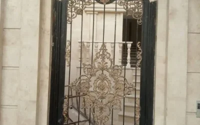 ۵ مزیت مهندسی دربهای پیوت (لولا پاشنهای) لوکس | طراحی مدرن ۲۰۲۶ فن و هنر