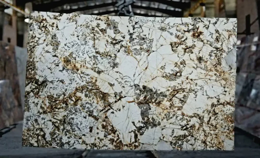 تصویر اسلب سنگ مرمر سفید گرانبها با رگه‌های طبیعی خاکستری