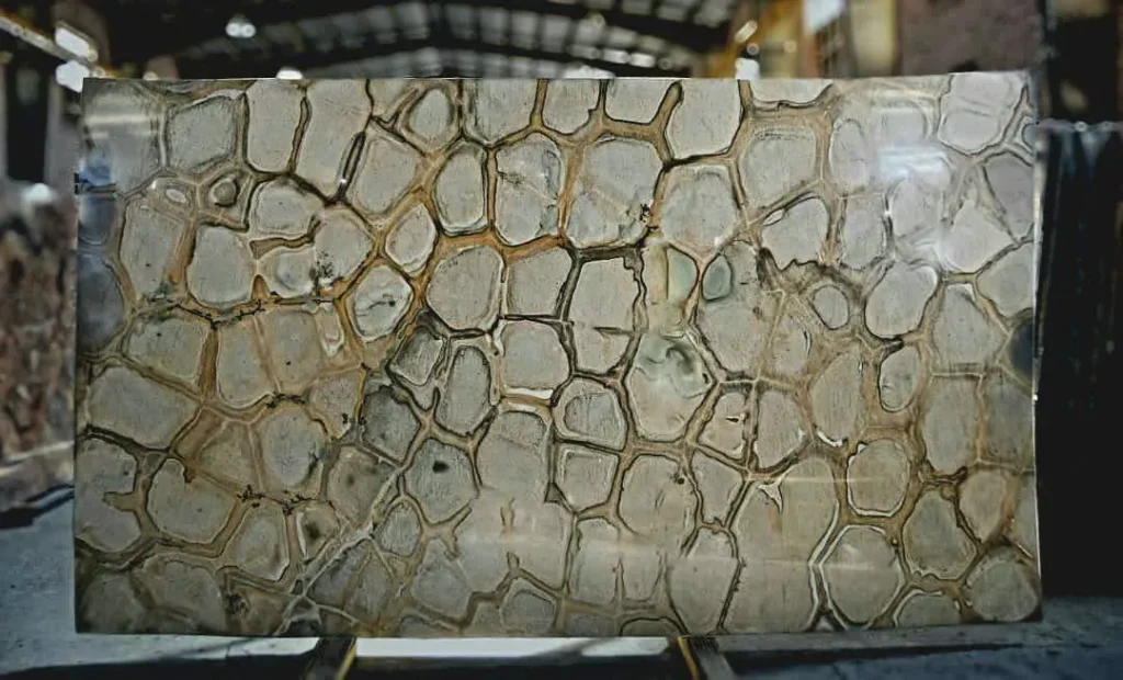 اسلب سنگ کرمی روشن گرانبها با طرح طبیعی و منحصر به فرد برای کف پله و صفحه کابینت