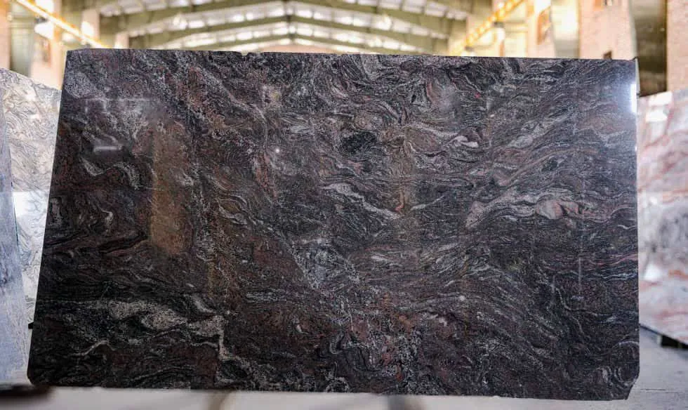 نمونه سنگ گرانبها با پرداخت صیقلی براق