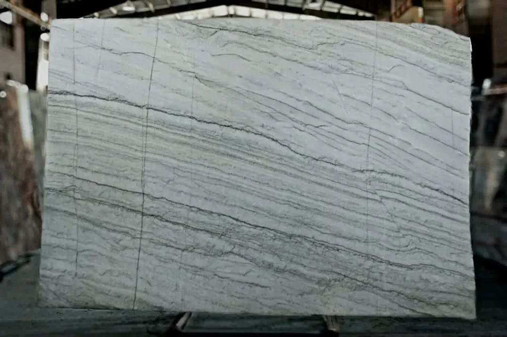 اسلب سنگ طوسی گرانبها با رگه‌های خطی طبیعی مناسب کف پله، صفحه کابینت و لابی