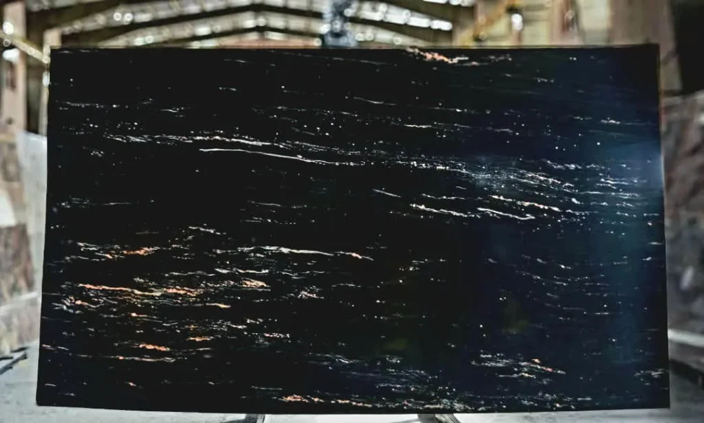 نمونه سنگ گرانیت مشکی گرانبها با سطح صیقلی