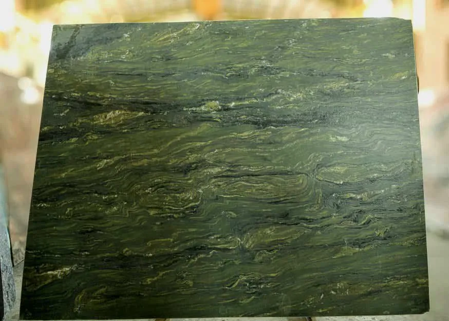 اسلب سنگ سبز گرانبها با رگه‌های باریک طبیعی مناسب کف پله و صفحه کابینت