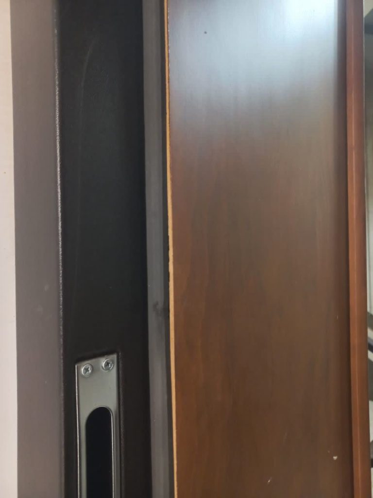 اجرای انواع درب های اتاقی و ورودی و ضد سرقت و تعمیر و نصب انواع قفل ، تعمیرات درب های صدمه دیده و...