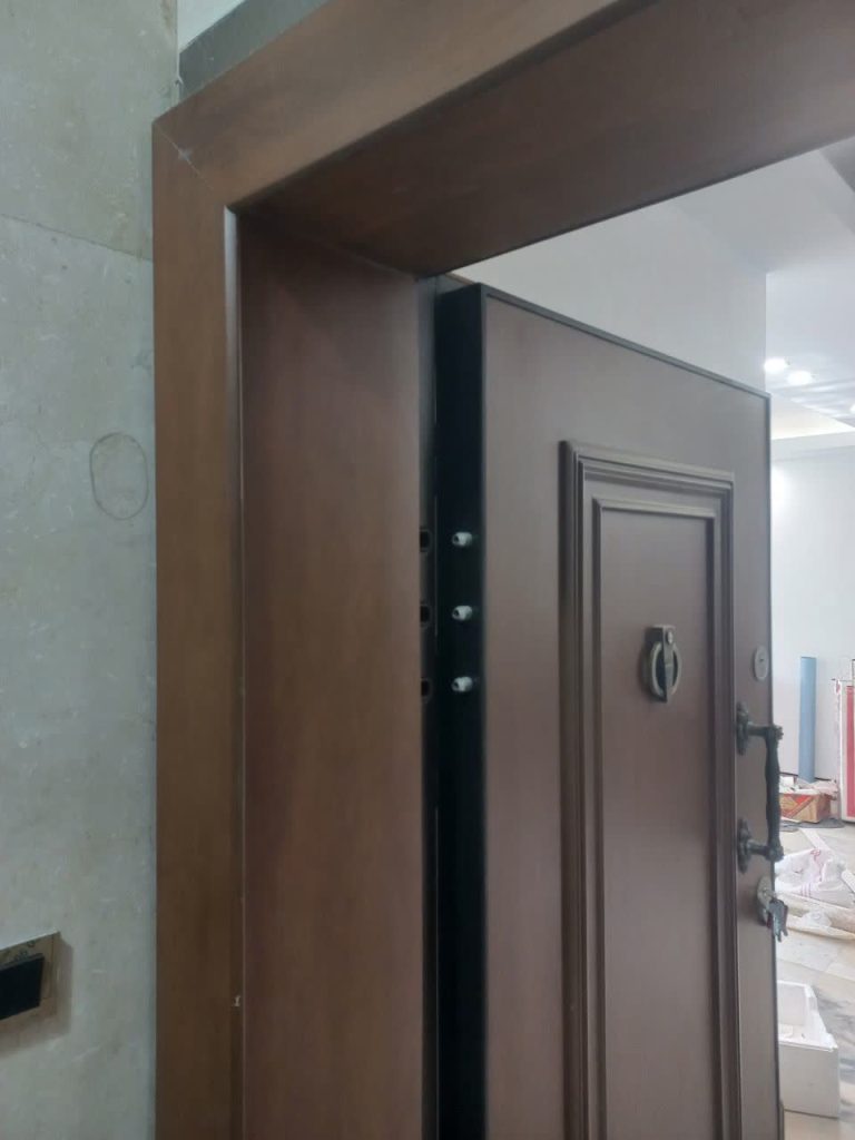 اجرای انواع درب های اتاقی و ورودی و ضد سرقت و تعمیر و نصب انواع قفل ، تعمیرات درب های صدمه دیده و...